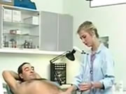 女醫師身體檢查男病人手術台上性慾大爆發吹簫猛烈抽插